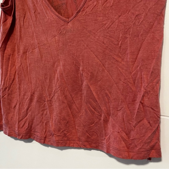 Lira | Graphic Tank Top - Picture 12 of 13